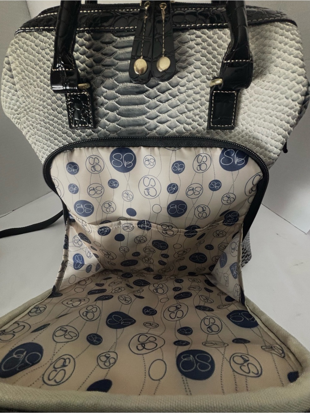 NEW! SAMANTHA BROWN OMBRO CROCO EMBOSSED BACKPACK/CARRY ON BLACK WHITE - Picture 8 of 15